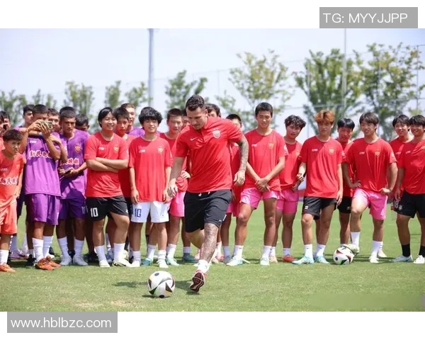 在浩瀚太平洋之上，球星们与海浪共舞展现足球魅力