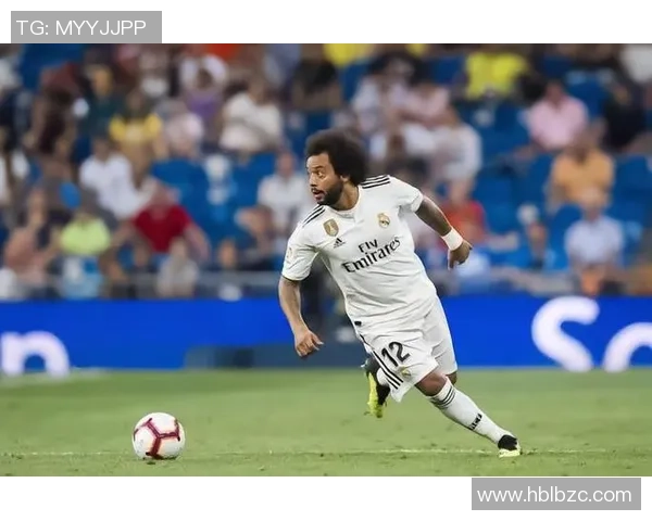 足球球星精准射门瞬间展现力量与技巧的巅峰较量 足球球星精准射门瞬间展现力量与技巧的巅峰较量